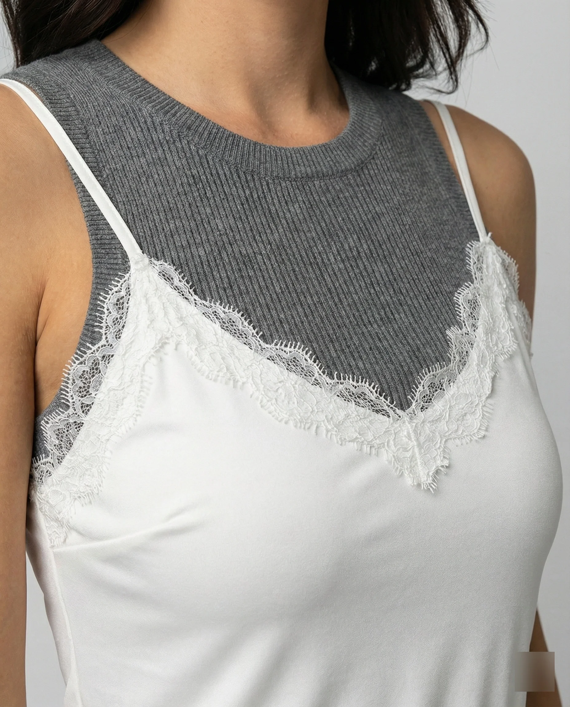 Elegantes weißes Spitzen Top mit V Ausschnitt und verspielten Rüschen - Image 2