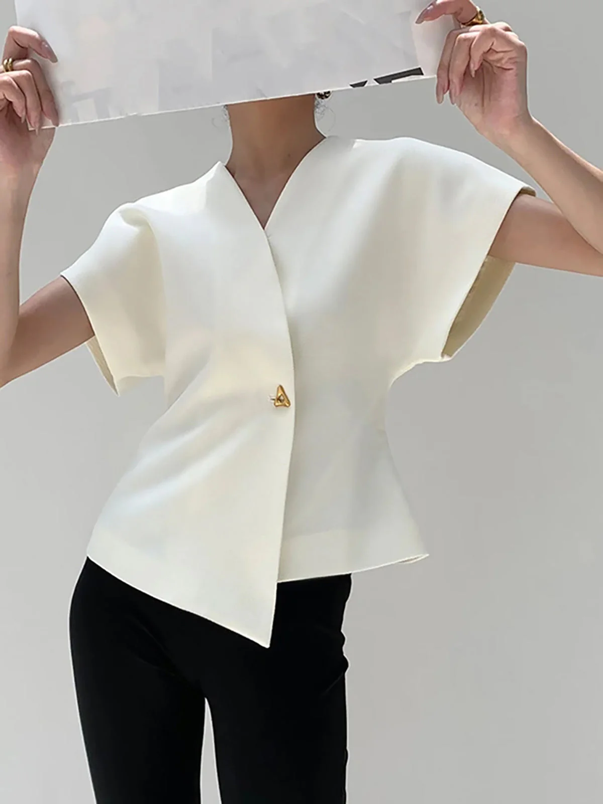 Heidi-Mode | Asymmetrisches Oberteil mit V-Ausschnitt und Leichtem Stoff für Frauen - Image 4