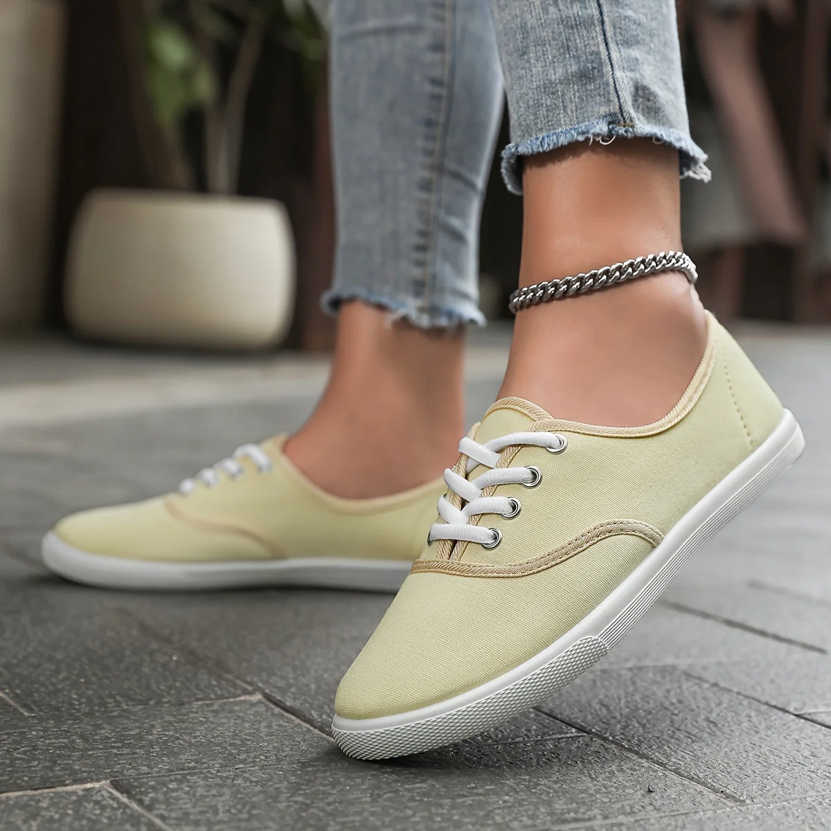 Heidi-Mode | Bequeme Niedrige Canvas Sneakers In Weiß - Image 7