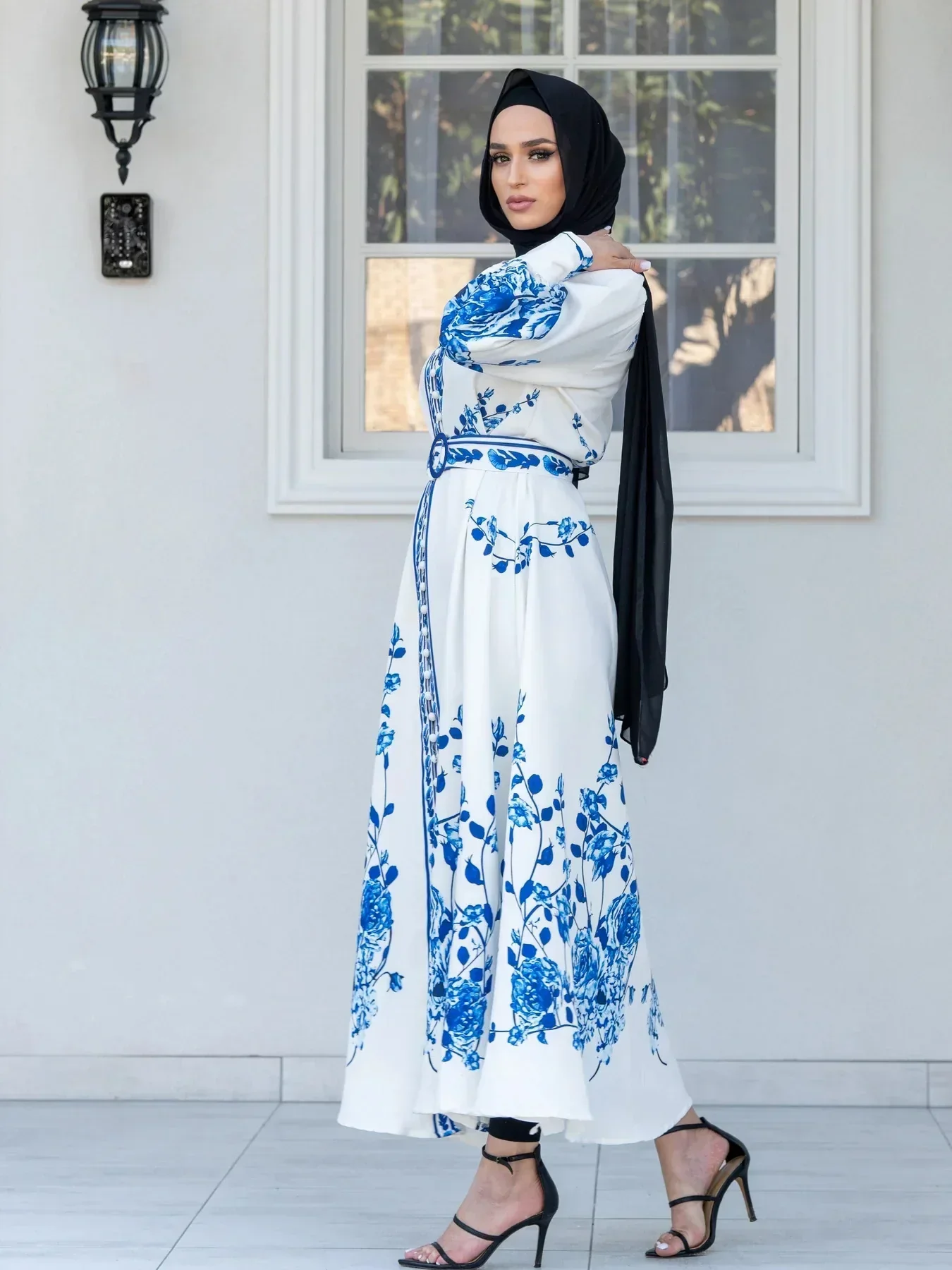 Heidi-Mode | Blumenmuster-Kleid Maxikleid mit Langen Ärmeln und Blumendruck, mit Gürtel