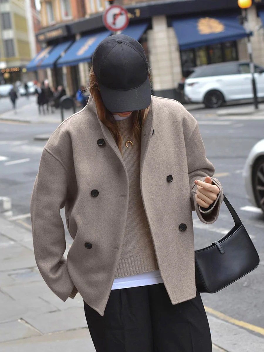 Heidi-Mode | Damenjacke - Beige Kurze Wolljacke mit Stehkragen und Knopfverschluss - Image 2