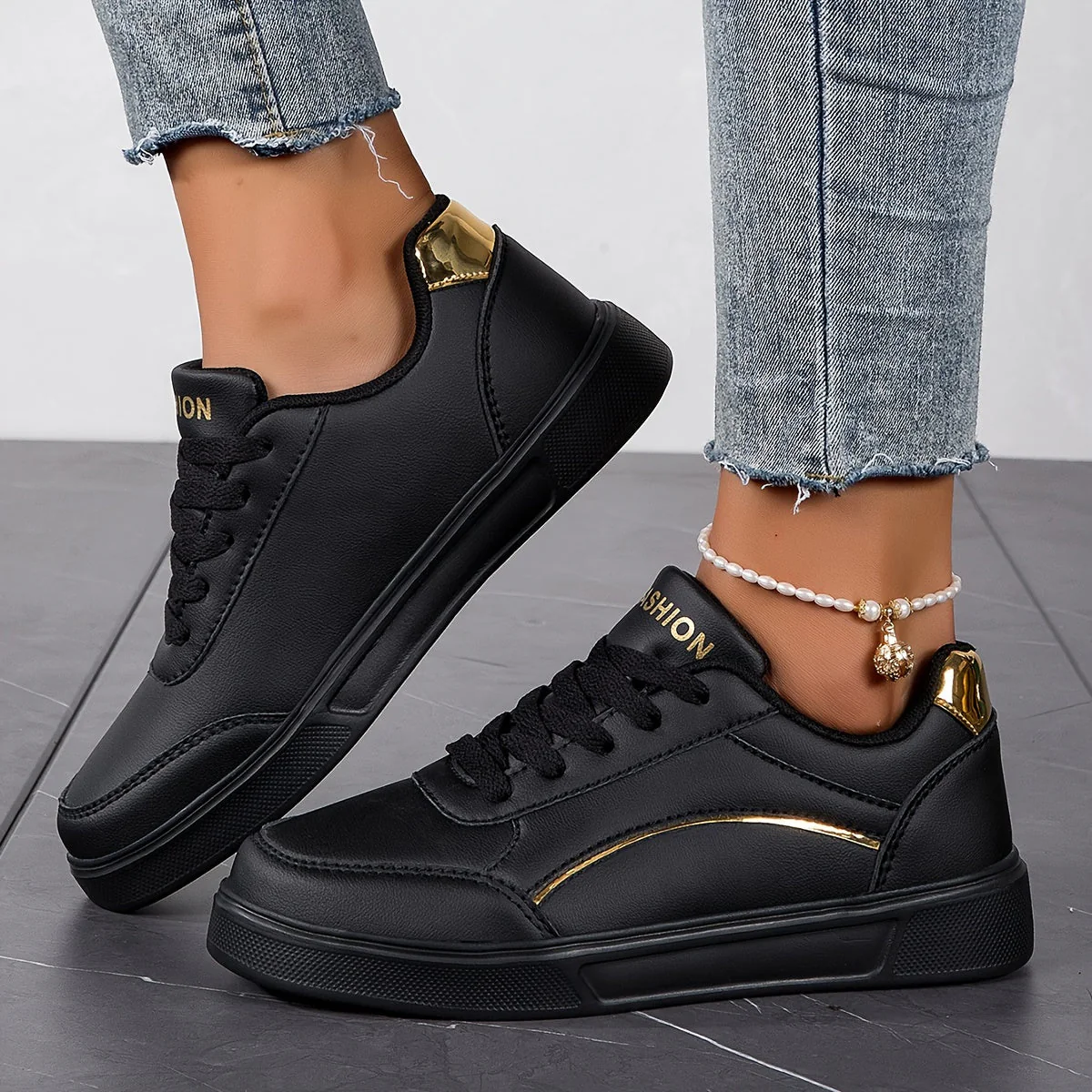 Heidi-Mode | Damen Sneaker In Einfarbiger Ausführung mit Schnürsenkeln und Weicher Sohle - Image 4
