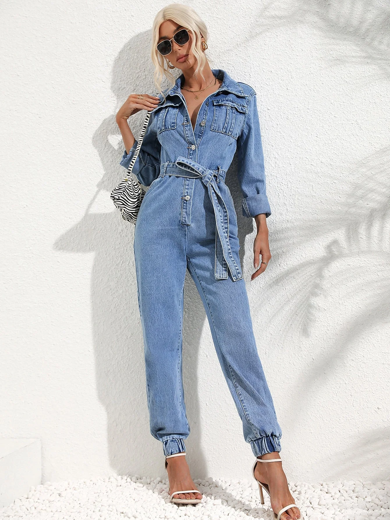 Heidi-Mode | Denim Overall Knopfront Klappentaschen Passender Gürtel Gekrempelte Ärmel - Image 3