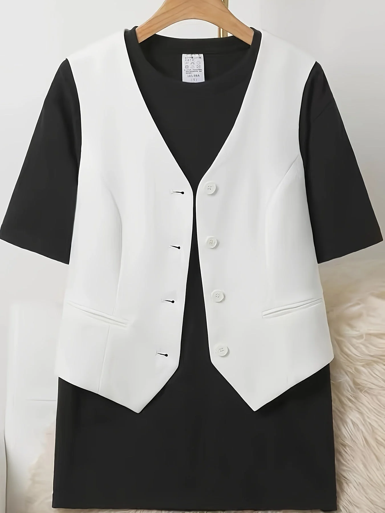 Heidi-Mode | Einfarbig Ärmelloses Vest mit V-Ausschnitt und Knopfverschluss - Image 2
