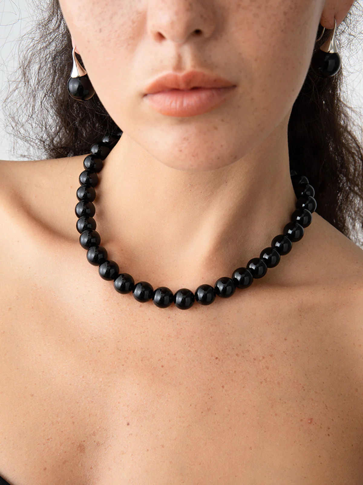 Heidi-Mode | Elegante Schwarze Perlenkette mit Edlem Charme für Damen - Image 2