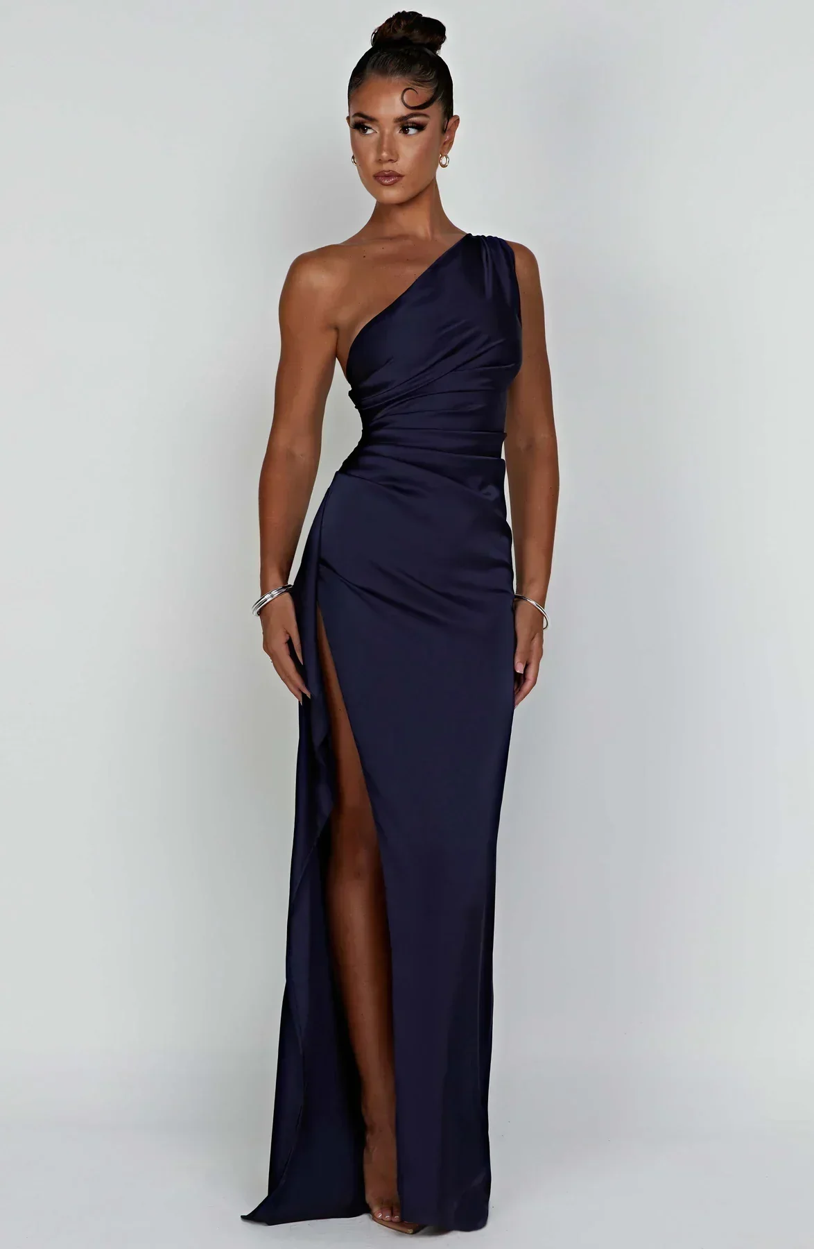 Heidi-Mode | Elegantes One Shoulder Satin Split Kleid - Image 4