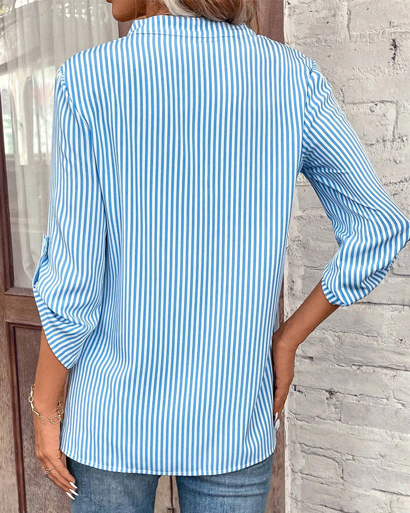 Heidi-Mode | Gestreiftes Shirt mit V-Ausschnitt und Brusttasche - Image 2