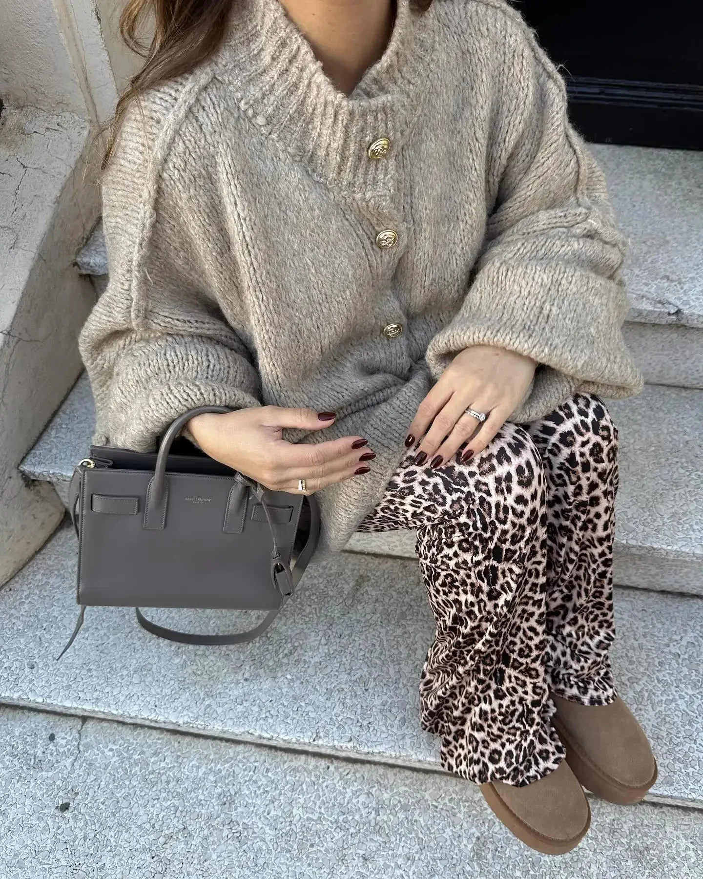 Heidi-Mode | Gestrickte Damen Strickjacke mit Hohem Kragen und Weitem Schnitt - Image 8