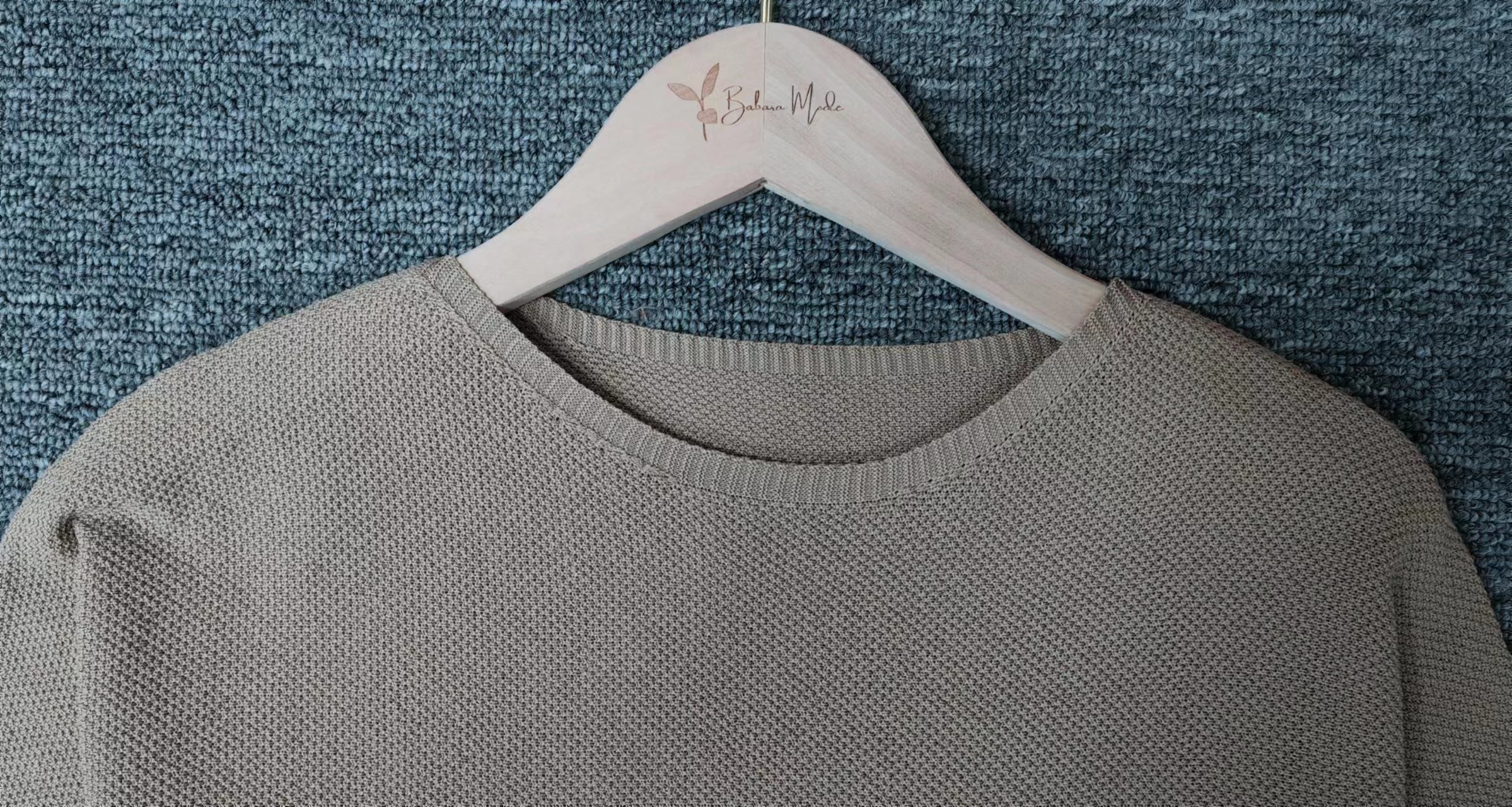 Heidi-Mode | Goldfarbener Einfarbiger Pullover mit Rundhalsausschnitt - Image 6