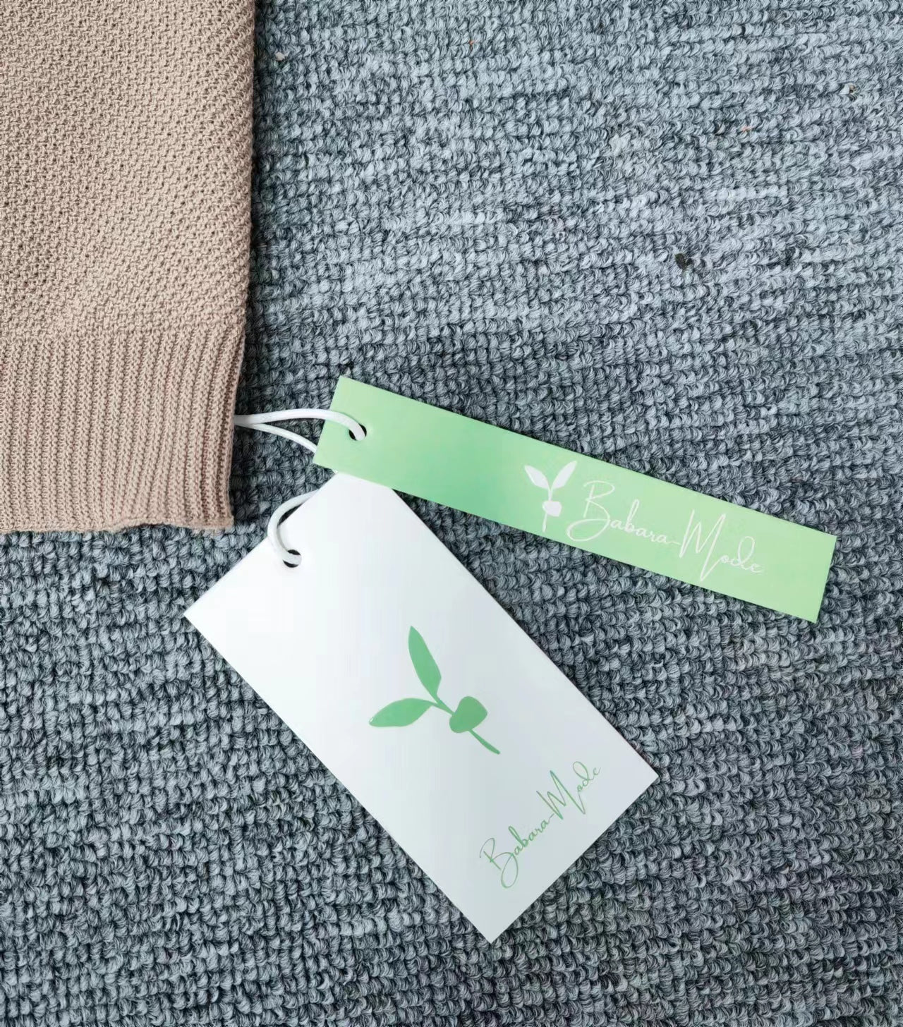 Heidi-Mode | Goldfarbener Einfarbiger Pullover mit Rundhalsausschnitt - Image 7
