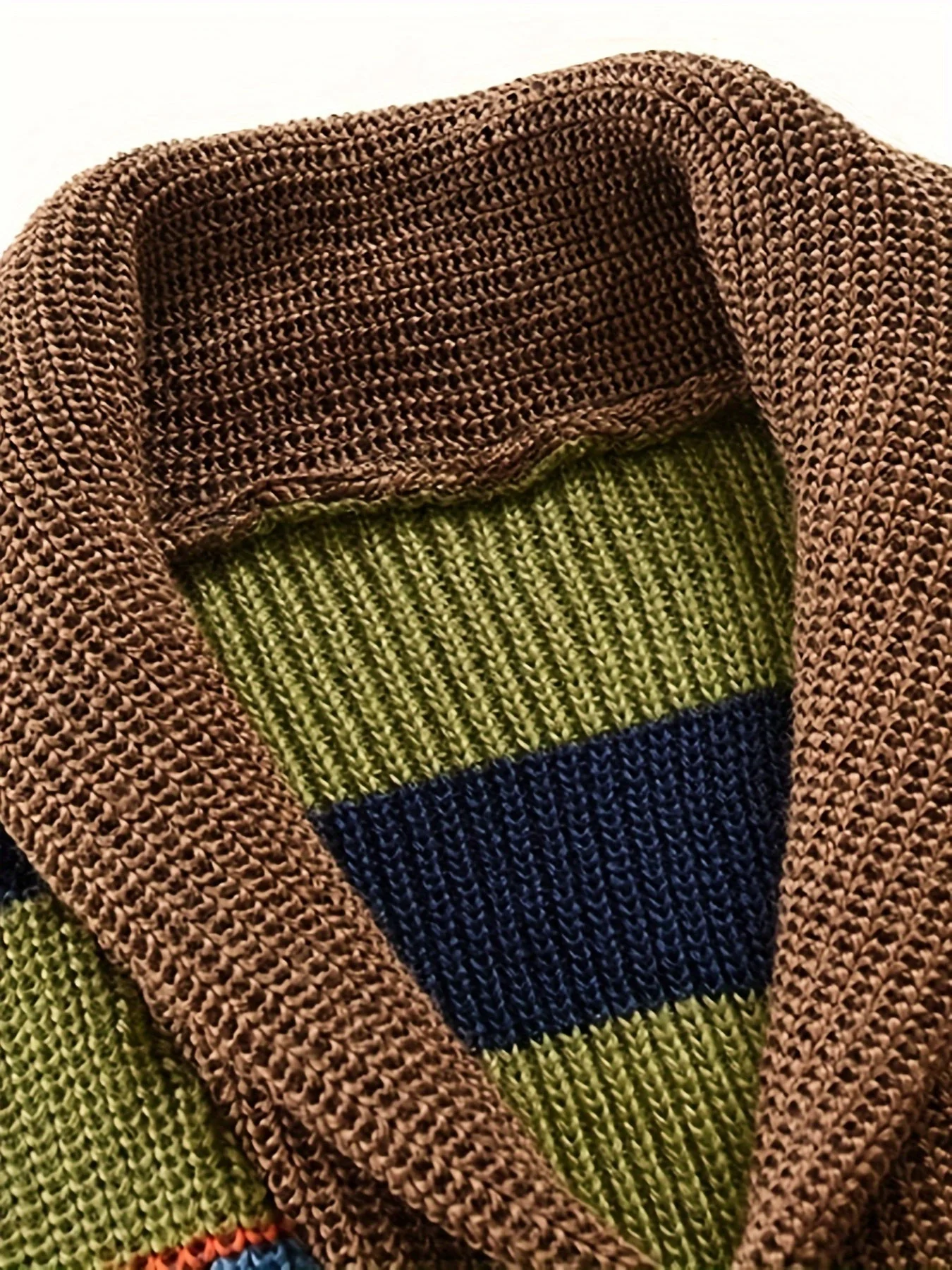 Heidi-Mode | Großer Gestrickter Herren Strickjacke mit Kontrastierenden Farben - Image 2
