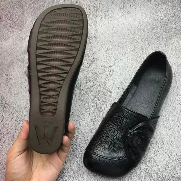 Heidi-Mode | Klassische Leder Slipper mit Knopfdetails für Frauen - Image 2
