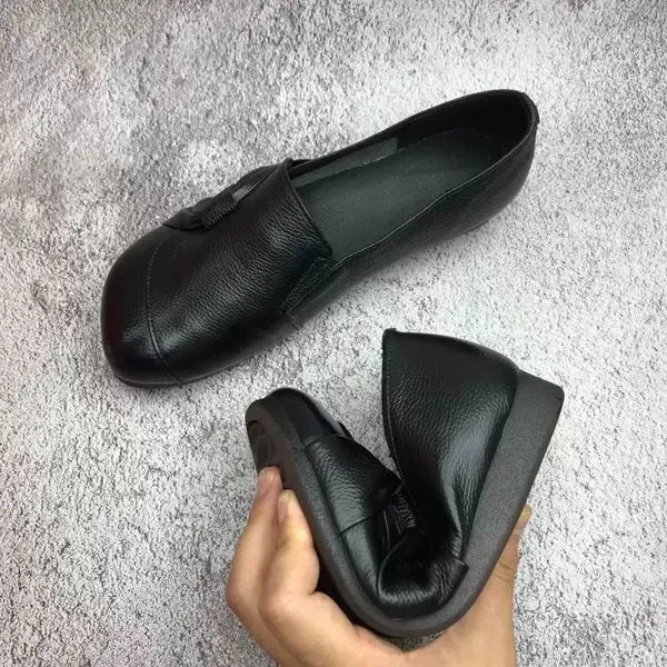Heidi-Mode | Klassische Leder Slipper mit Knopfdetails für Frauen - Image 3