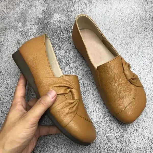 Heidi-Mode | Klassische Leder Slipper mit Knopfdetails für Frauen - Image 6