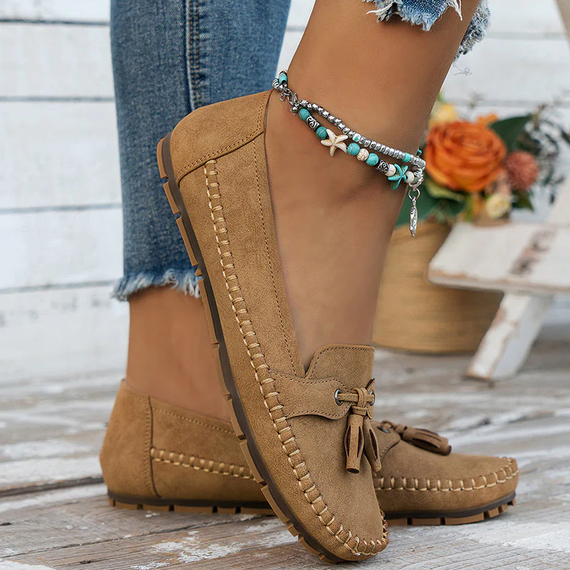 Heidi-Mode | Klassische Wildleder Slipper mit Quastendetail für Damen - Image 4
