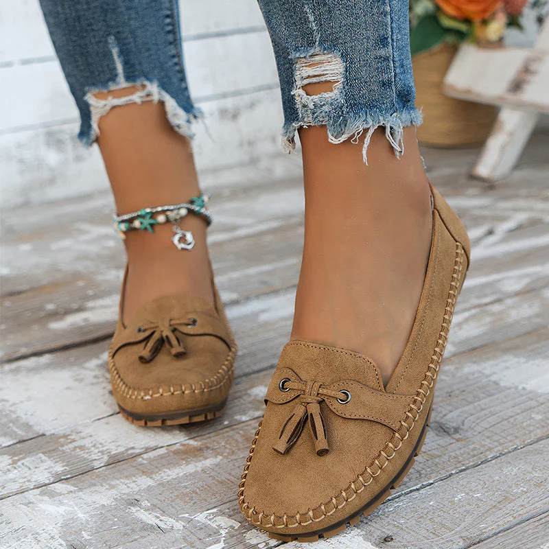 Heidi-Mode | Klassische Wildleder Slipper mit Quastendetail für Damen - Image 8