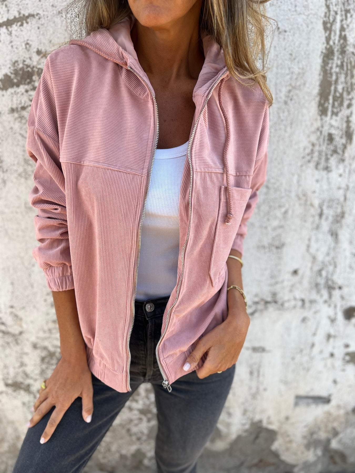 Heidi-Mode | Lässige Jacke mit Weißer Kapuze und Reißverschluss - Image 3