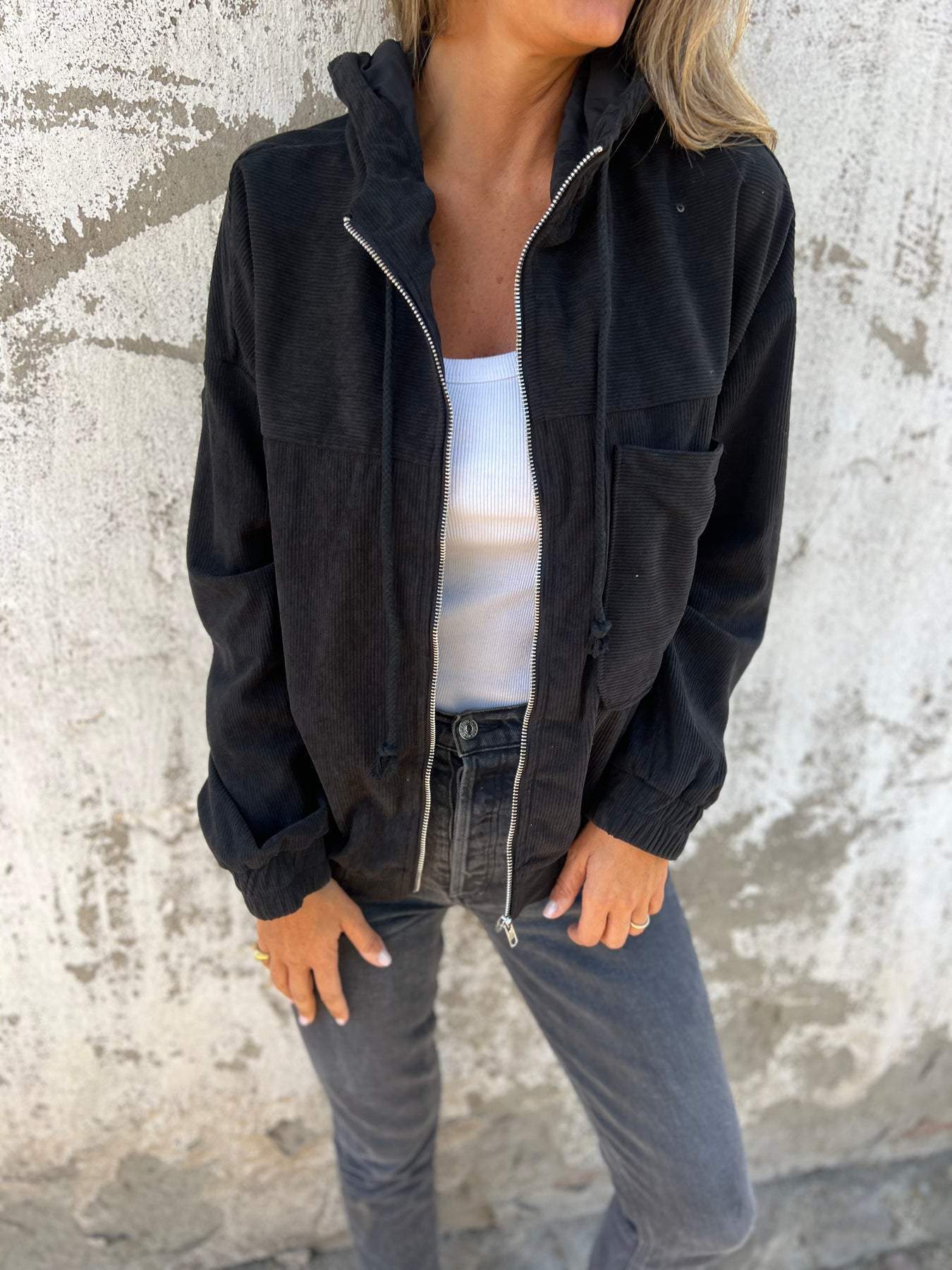 Heidi-Mode | Lässige Jacke mit Weißer Kapuze und Reißverschluss - Image 4
