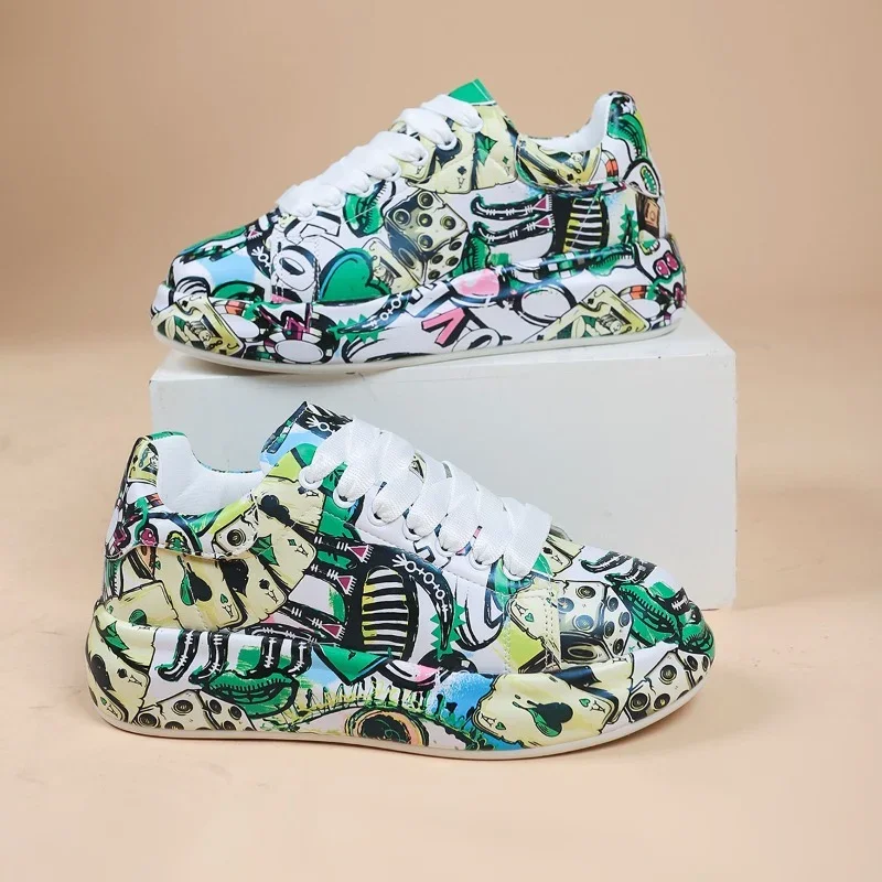 Heidi-Mode | Lebendige Sportschuhe Im Graffiti-Stil - Image 3