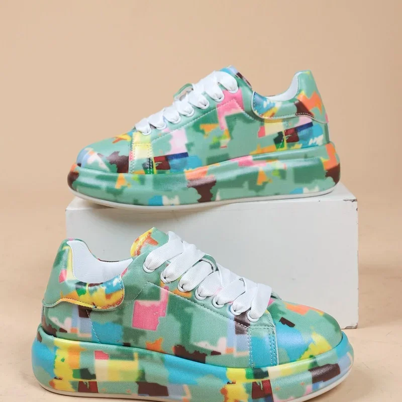 Heidi-Mode | Lebendige Sportschuhe Im Graffiti-Stil - Image 4