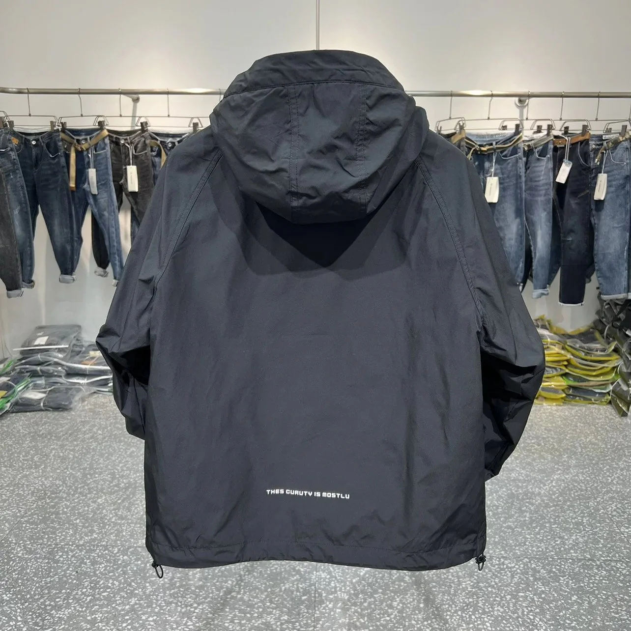 Heidi-Mode | Leichter Kapuzen Windbreaker mit Halbem Reißverschluss und Tasche - Image 2
