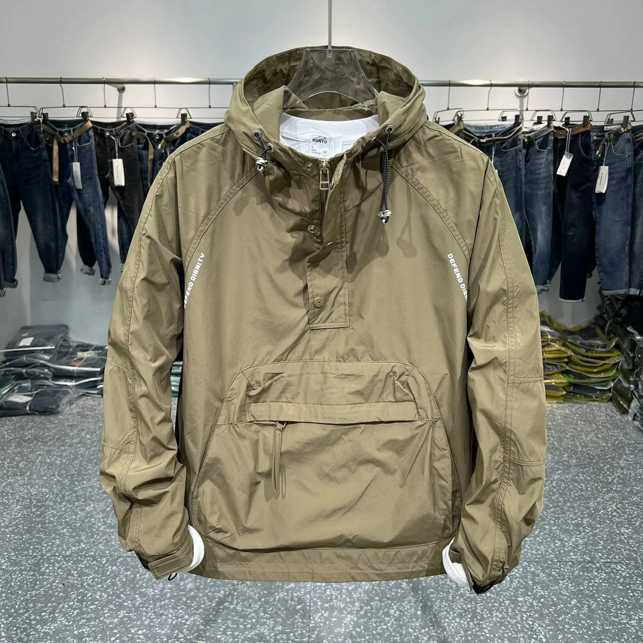 Heidi-Mode | Leichter Kapuzen Windbreaker mit Halbem Reißverschluss und Tasche - Image 7