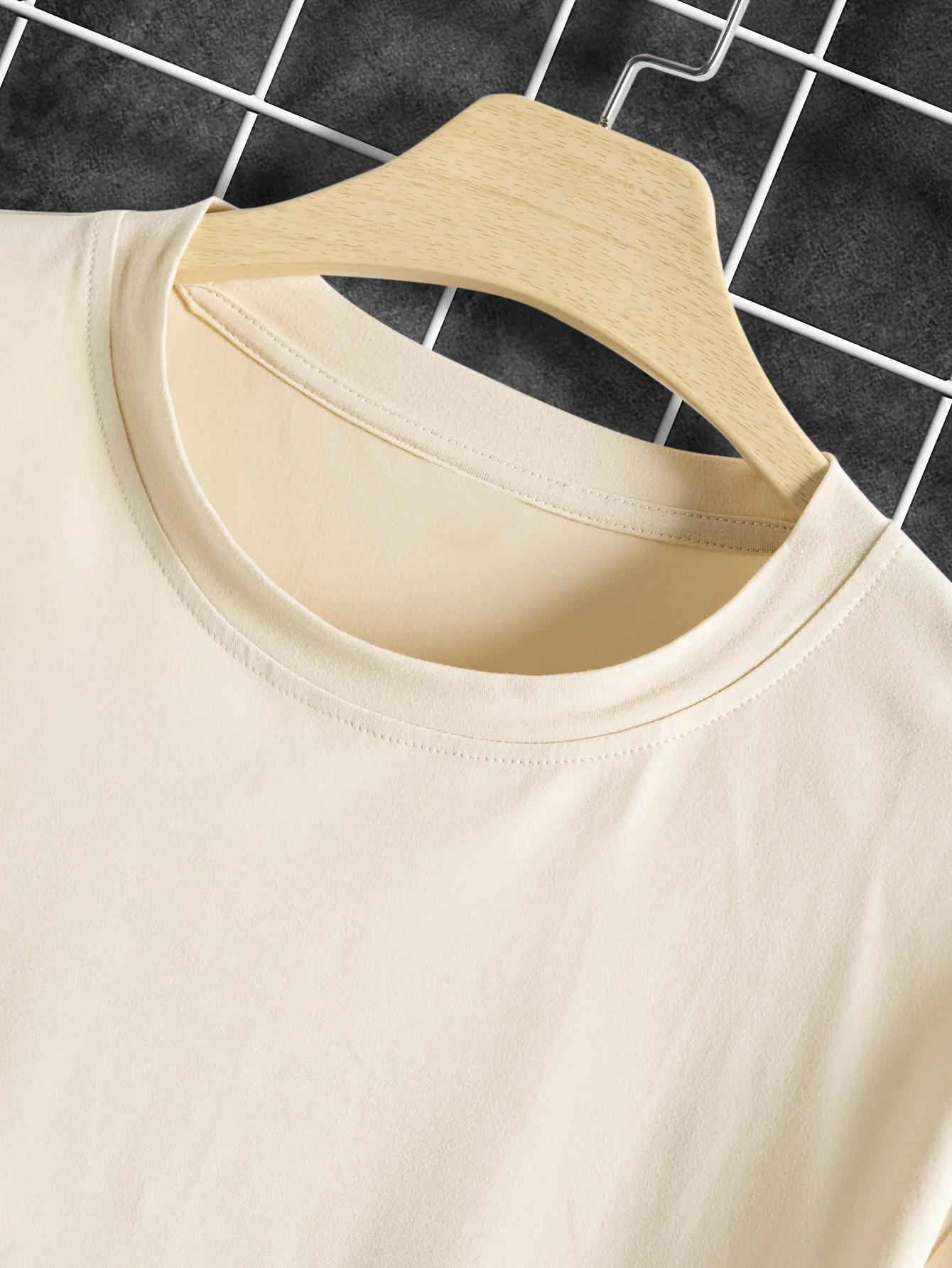 Heidi-Mode | Lässiges Herren T-Shirt mit Blumen und Vogelprint - Image 3