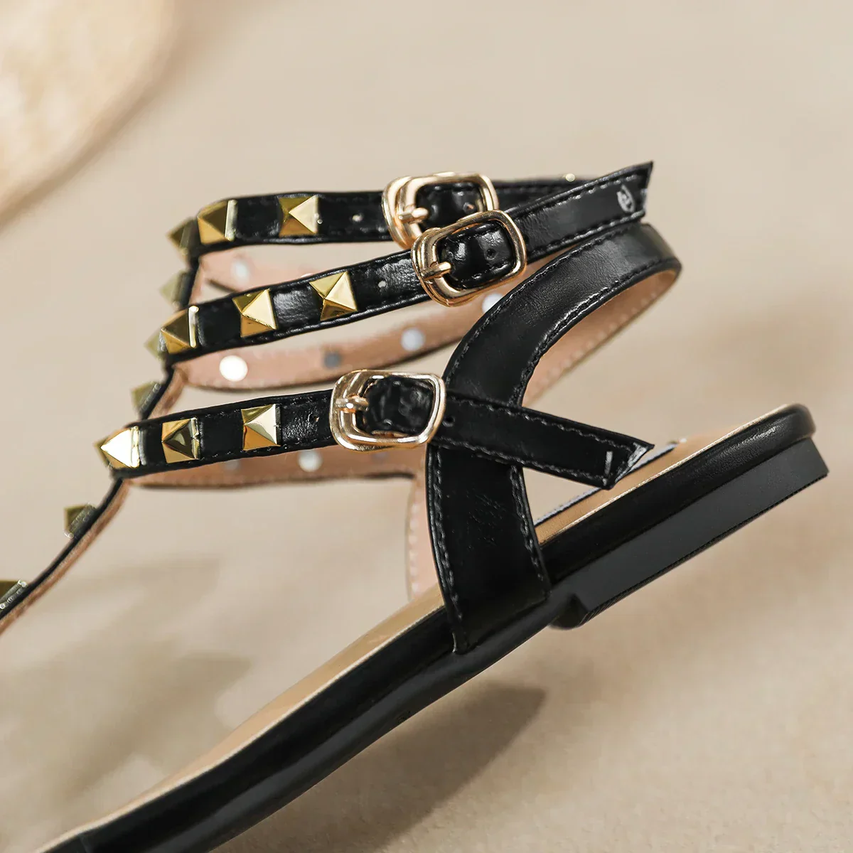 Heidi-Mode | Neue Sommer Outdoor Damen Flache Sandalen Britischer Stil Damen Lässig Römische Flache Stilvolle Niet Design Arbeit und Fest