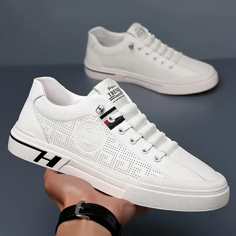 Heidi-Mode | Perforierte Ledersneaker mit Logodetail