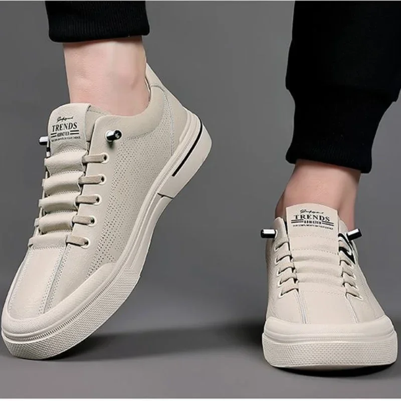 Heidi-Mode | Perforierte Ledersneaker mit Logodetail - Image 6