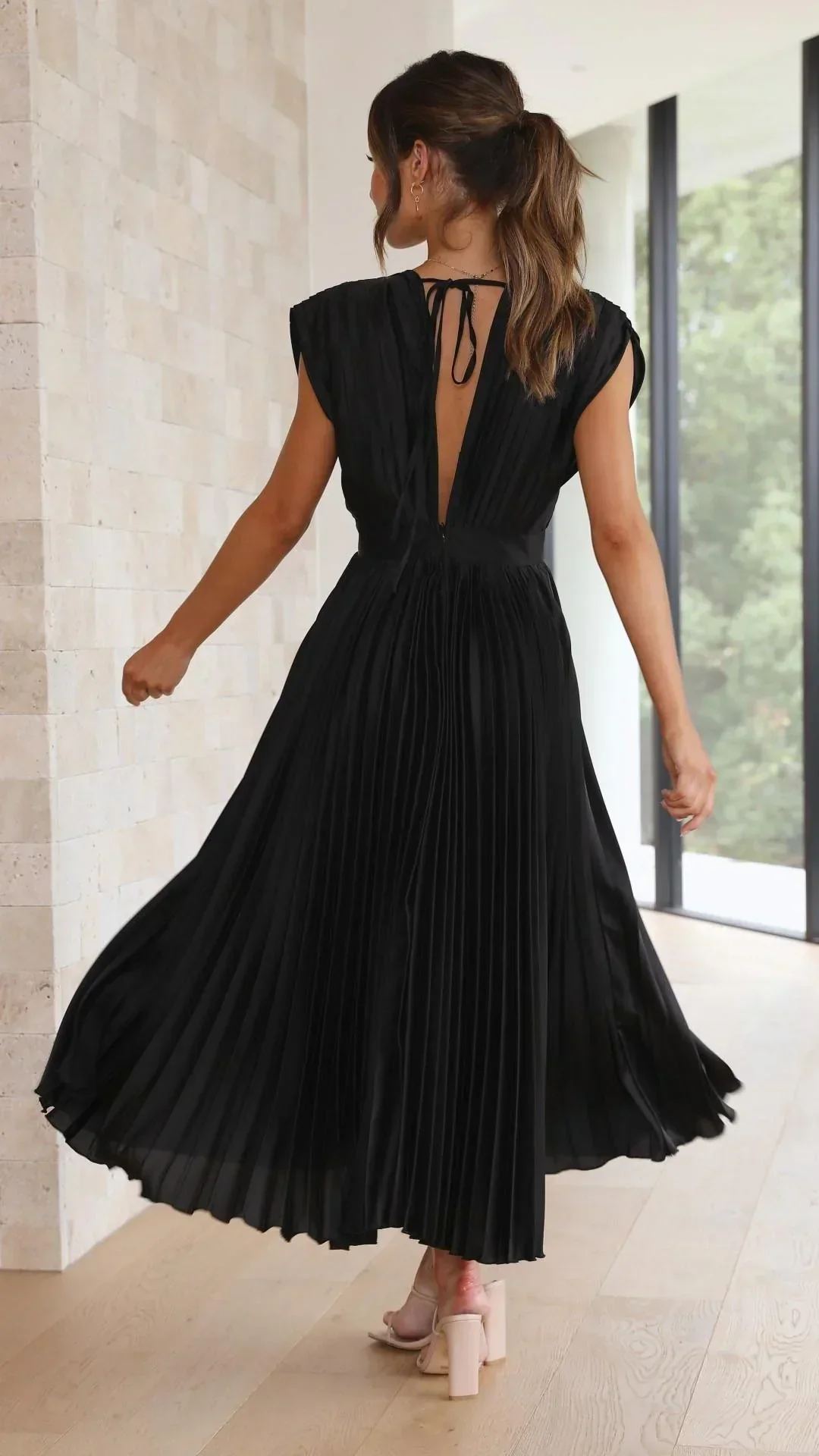 Heidi-Mode | Kleid mit V Ausschnitt und Rückenkrawatte - Image 3