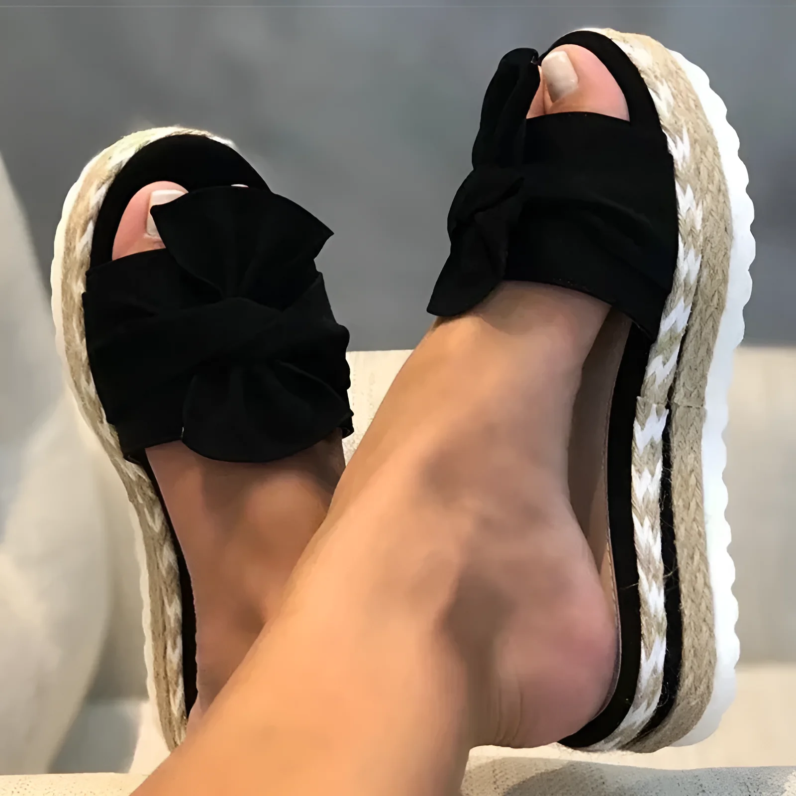Heidi-Mode | Sandalen mit Keilabsatz und Schleifendetail