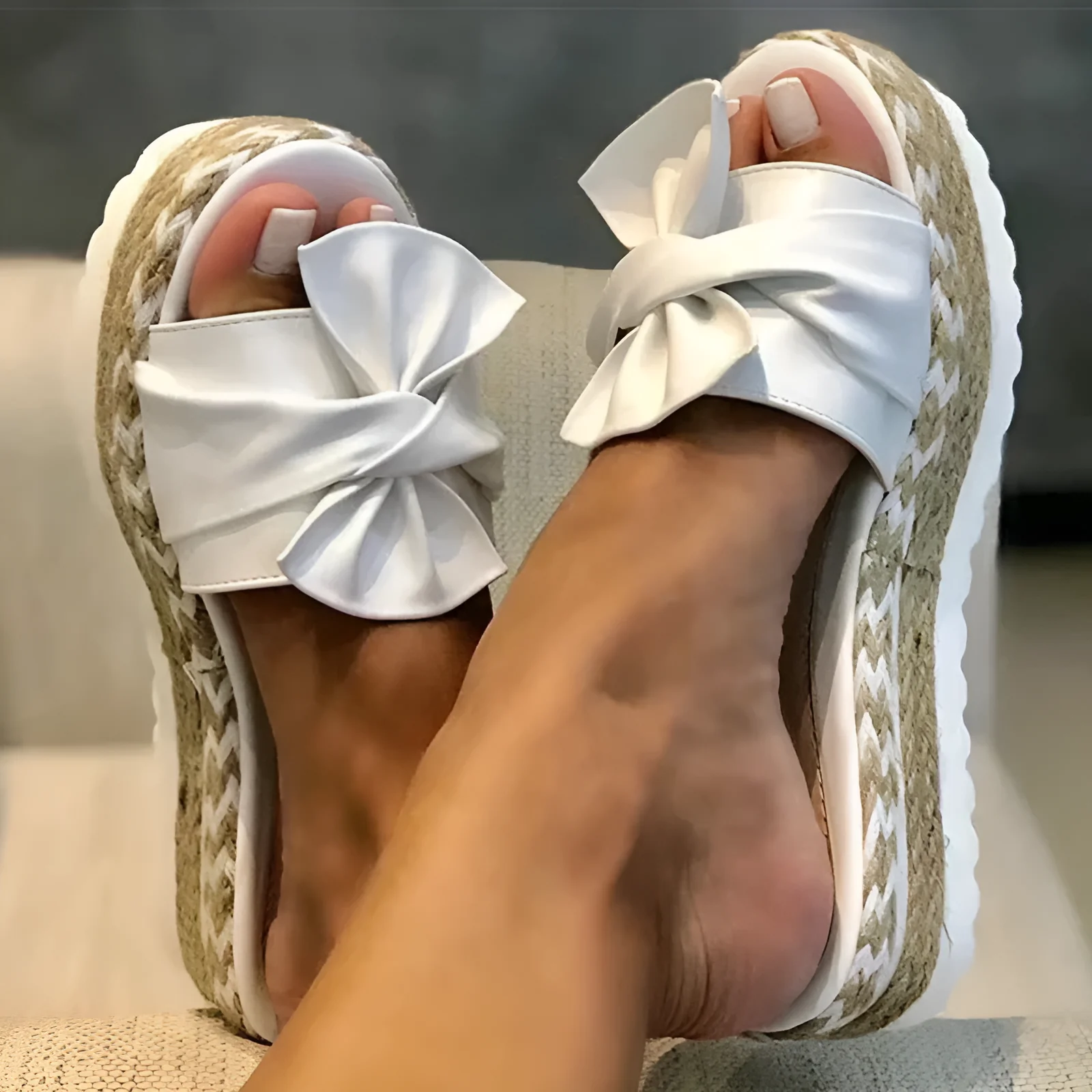 Heidi-Mode | Sandalen mit Keilabsatz und Schleifendetail - Image 2