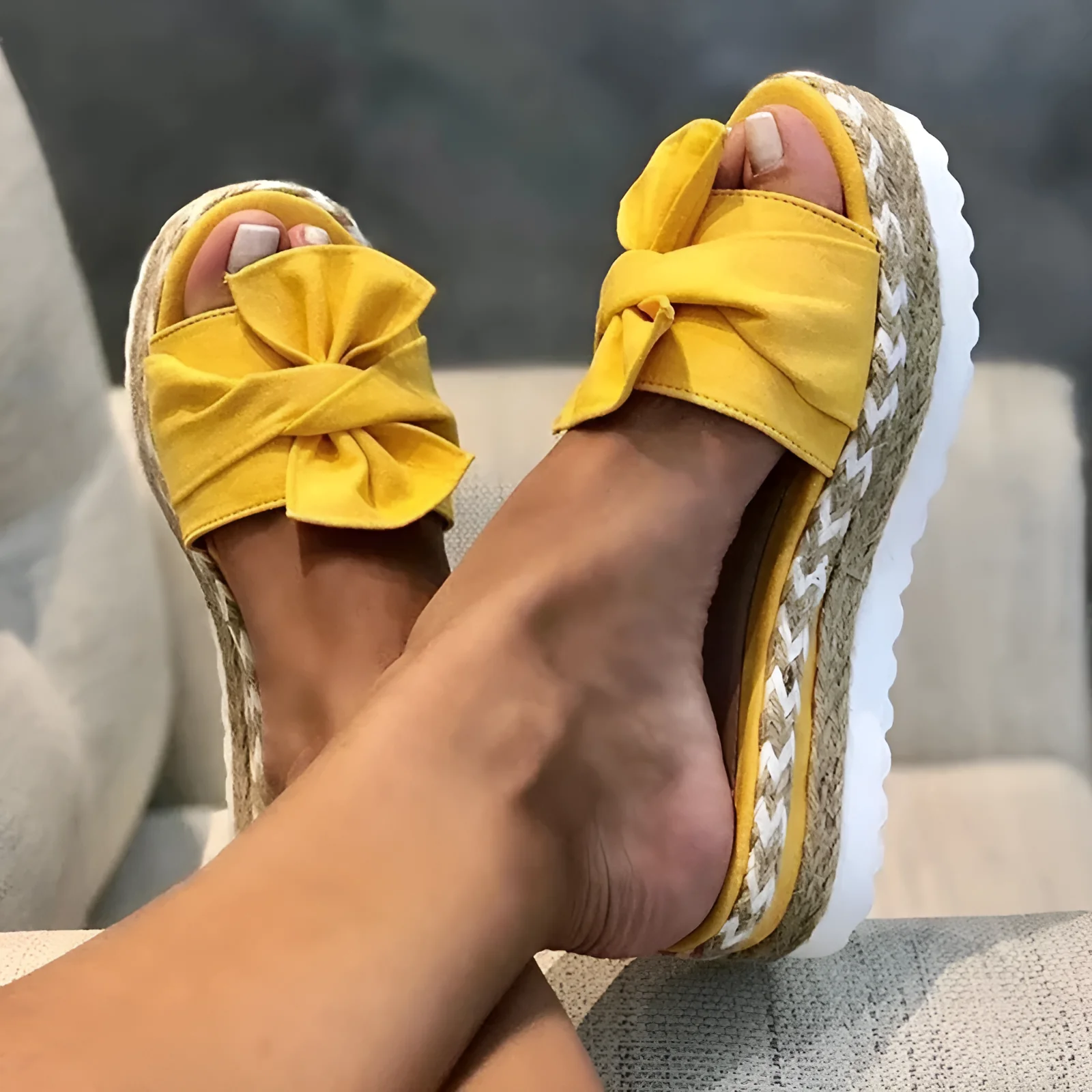 Heidi-Mode | Sandalen mit Keilabsatz und Schleifendetail - Image 4