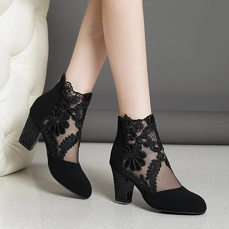 Heidi-Mode | Sandalen mit Spitzenblumen