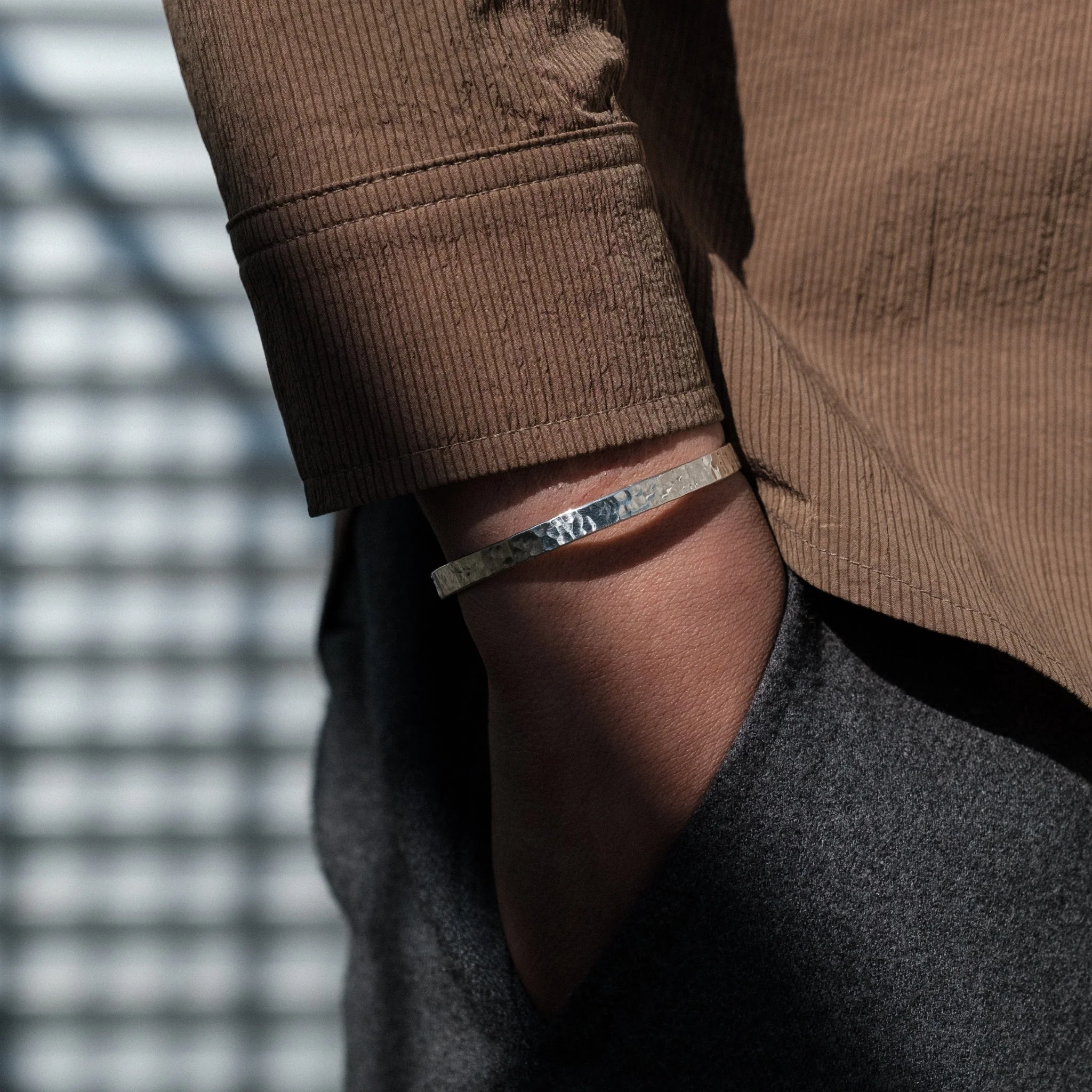 Heidi-Mode | Schlankes Silberarmband mit Gehämmertem Muster für Herren - Image 4