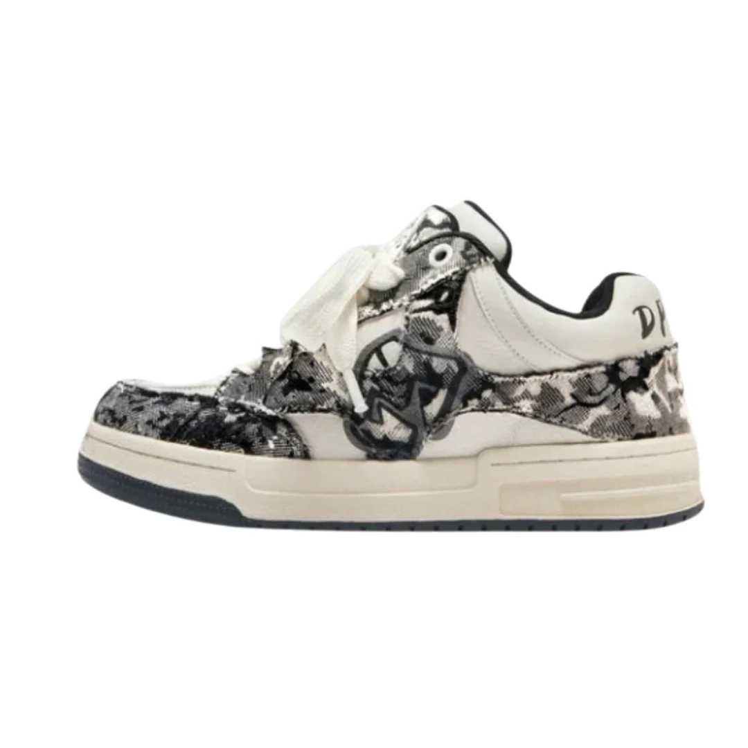 Heidi-Mode | Sneakers - Casual - Retro Kreuz Graffiti - Image 3