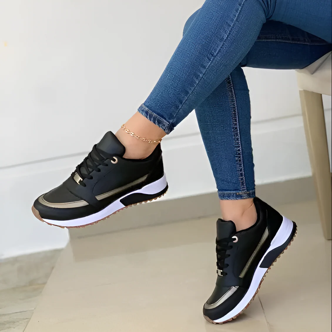 Heidi-Mode | Stilvolle Schwarze Sneaker mit Metallischen Akzenten für Damen