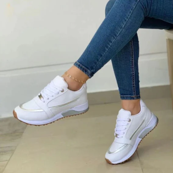 Heidi-Mode | Stilvolle Schwarze Sneaker mit Metallischen Akzenten für Damen - Image 3