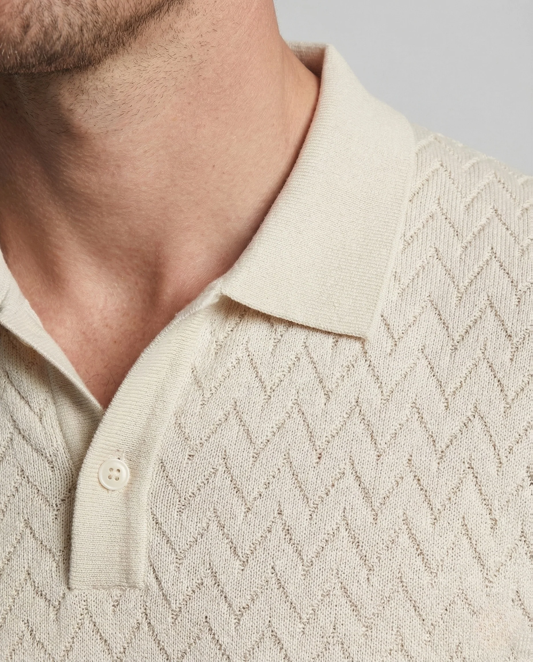 Herren Feinstrick Poloshirt mit V-Muster - Image 3