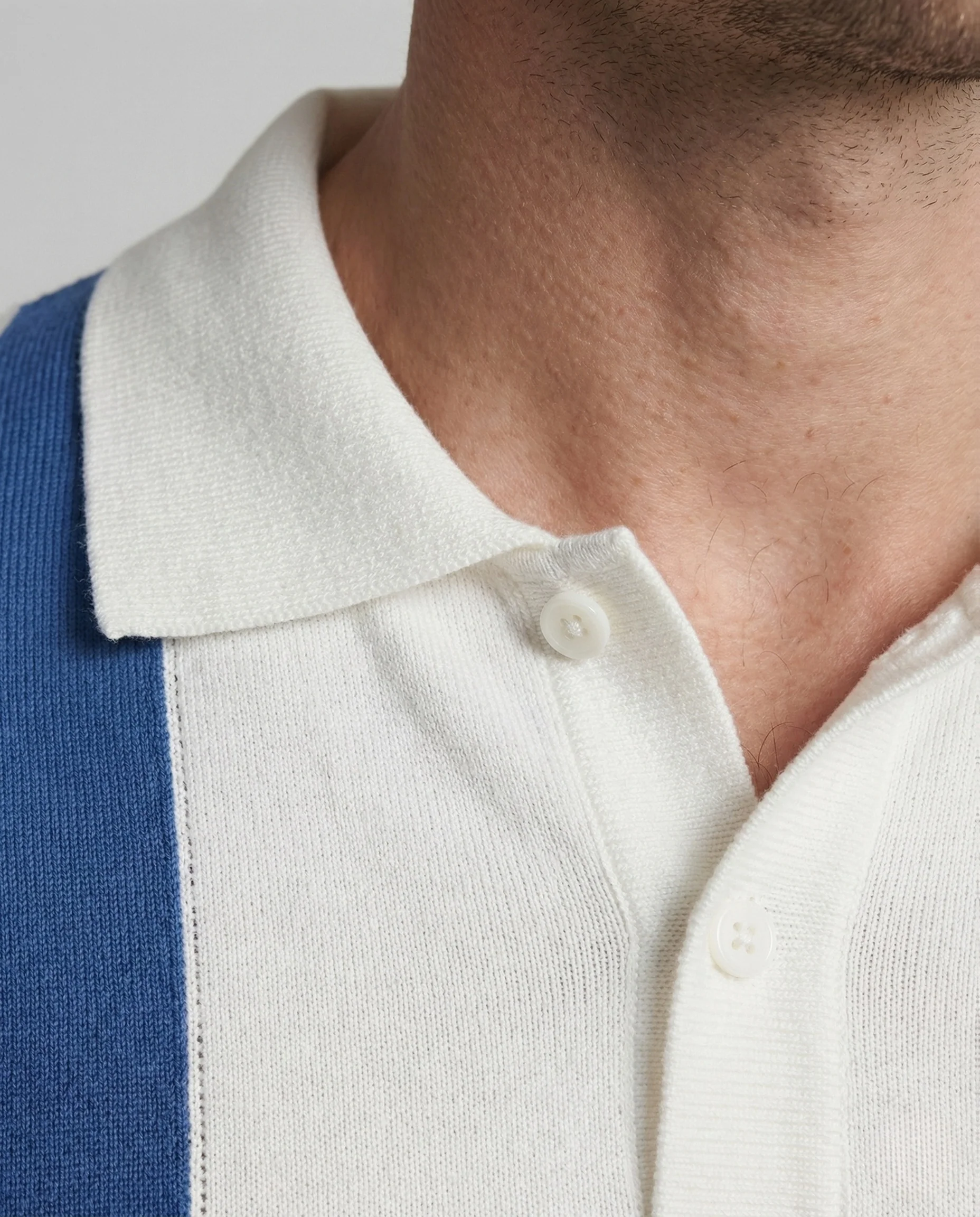 Herren Strick Poloshirt kurzarm mit Kontraststreifen - Image 3