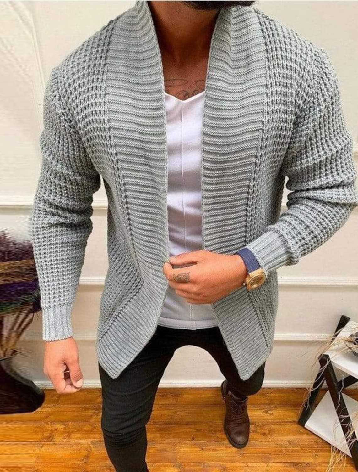 Herren Strickjacke mit tiefem Kragen und strukturiertem Design Heidi-Mode - Image 7