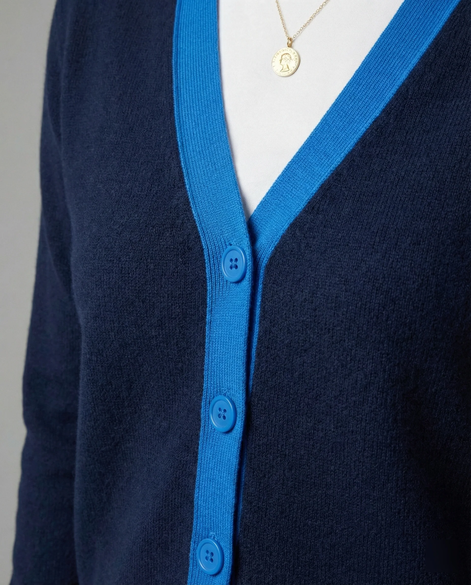 Retro Strickjacke im Hong Kong Stil mit buntem Blockdesign und Sternendeko - Image 2
