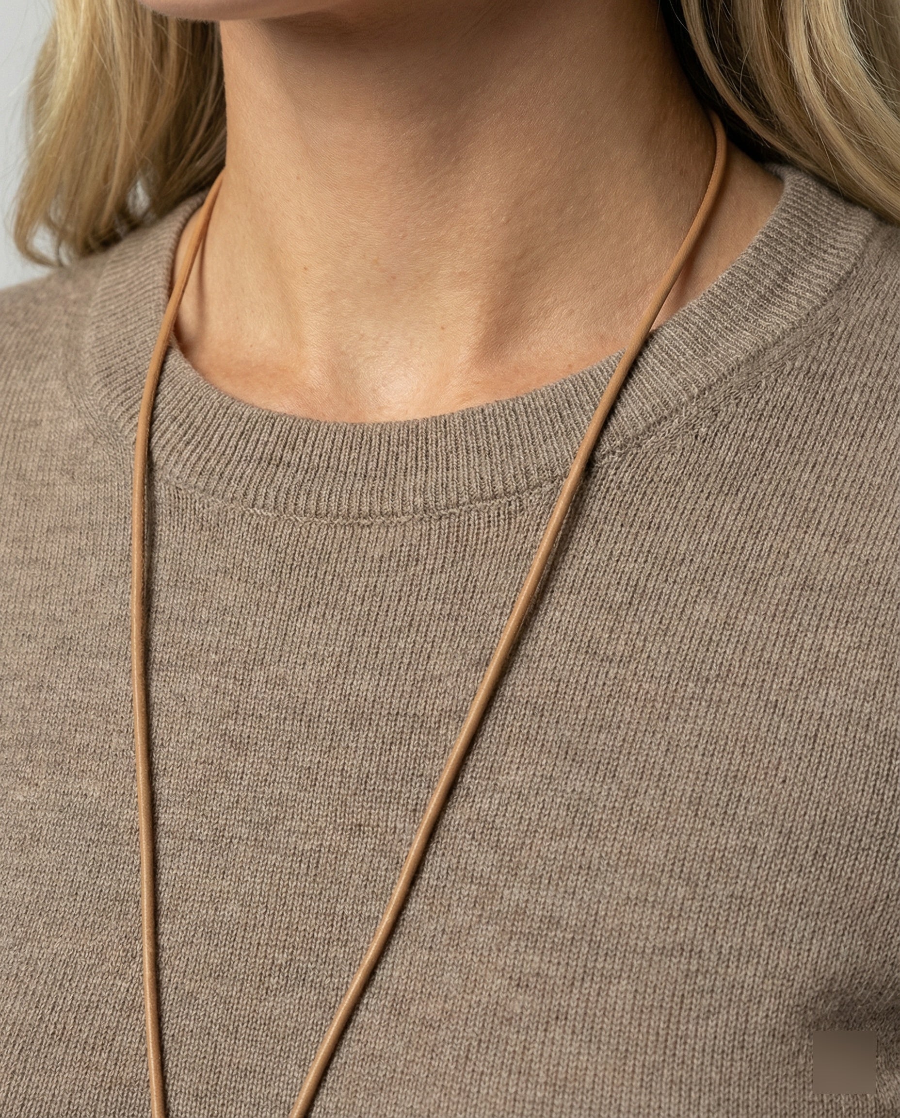 Schicker taillierter Damen Strickpullover in Kaffeebraun für den Herbstlook - Image 2