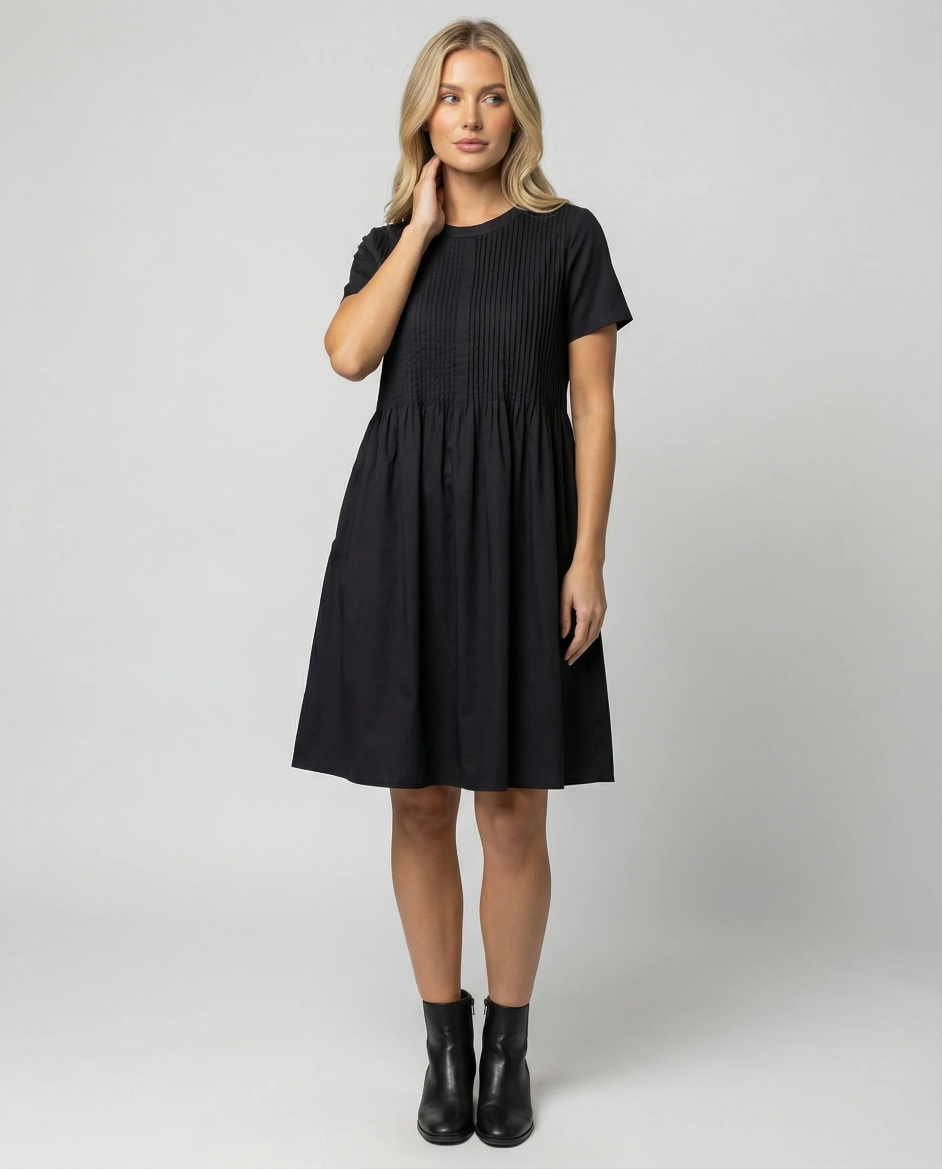 Schwarzes Maxikleid mit Rundhalsausschnitt und tailliertem Schnitt für den Sommer