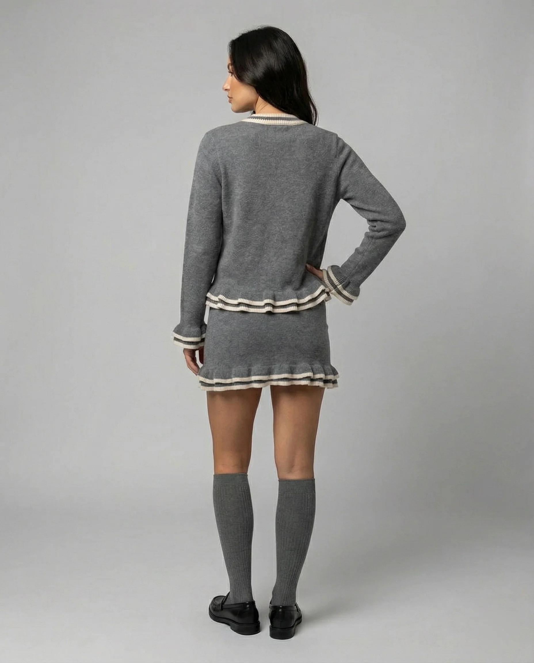 Stilvolles graues Strickset mit Cardigan und Rock für Damen - Image 4