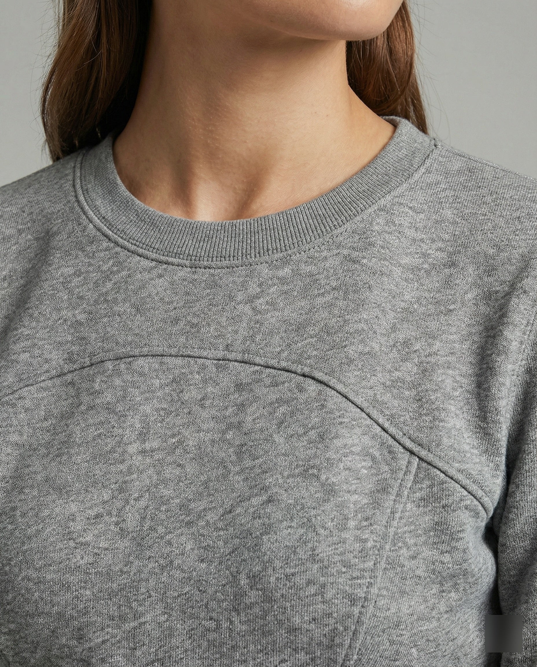 Stylisches figurbetontes Damen Langarmshirt mit Rundhalsausschnitt in modernem Grau - Image 2