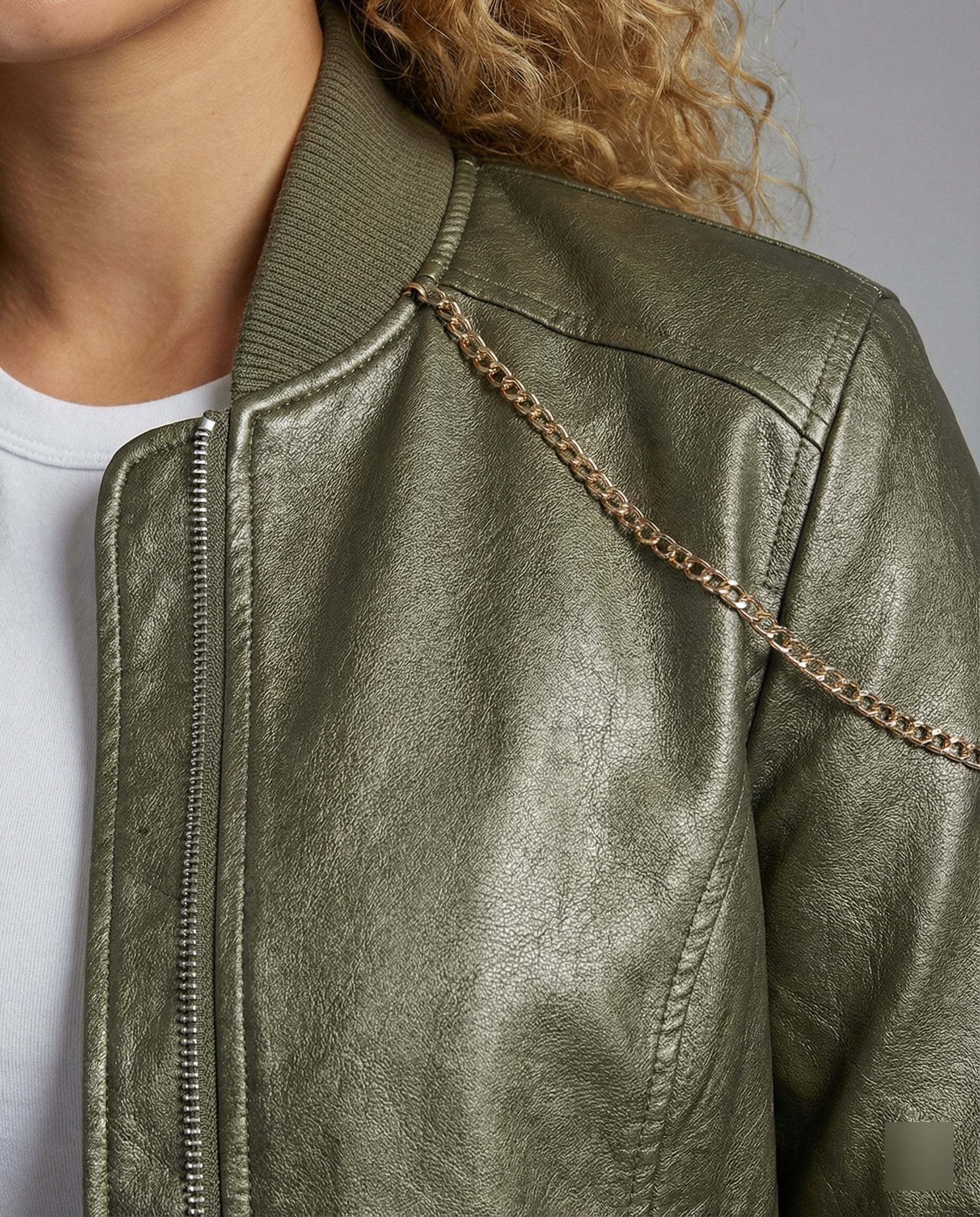 Kurz geschnittene Fliegerblousonjacke mit mehreren Reißverschlüssen und geripptem Abschluss Heidi-Mode - Image 7
