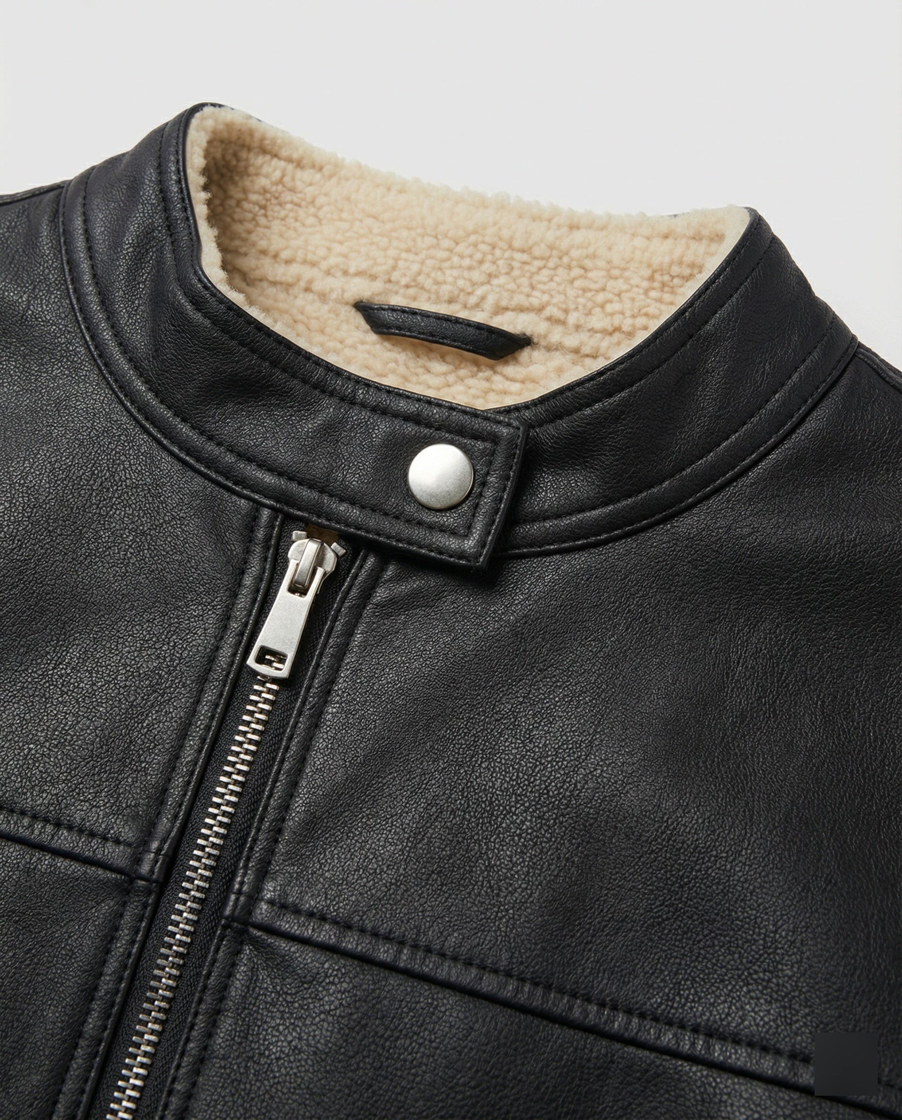 Kurzer Boxy-Blouson aus veganem Kunstleder mit Stehkragen Reißverschluss und aufgesetzten Taschen Heidi-Mode - Image 6