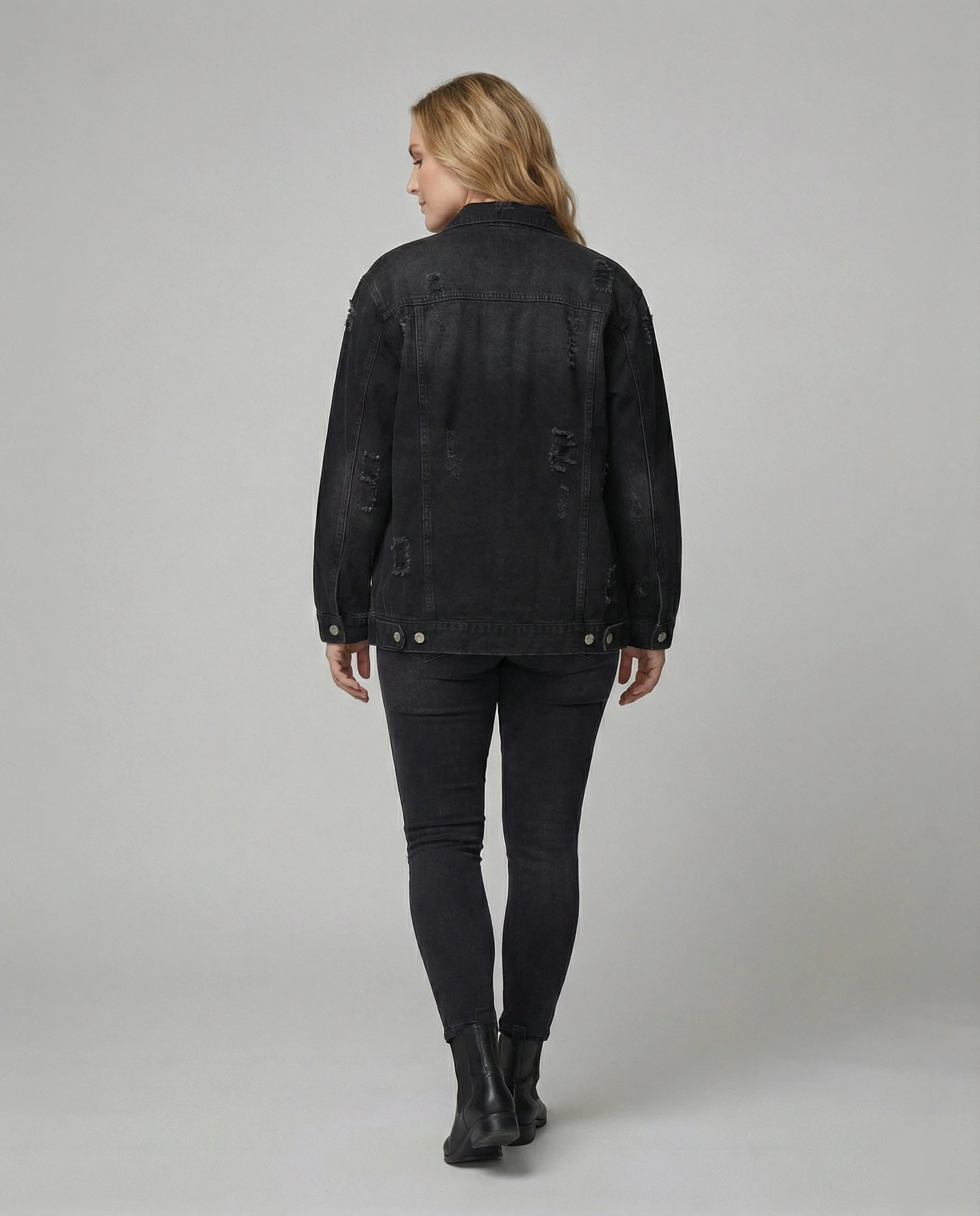 Locker sitzende Jeansjacke mit ausgefransten Details, Metallknopfleiste und aufgesetzten Brusttaschen Heidi-Mode - Image 3